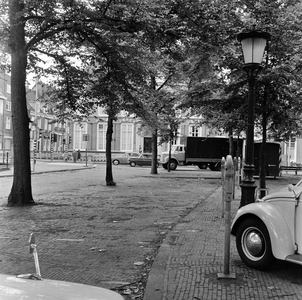 128460 Gezicht op het Janskerkhof te Utrecht, met wegens de zomervakantie bijzonder weinig geparkeerde auto's.